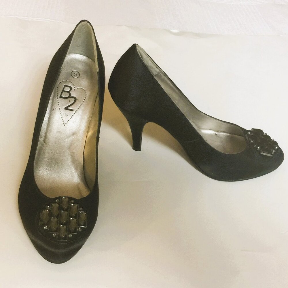 B2- BLACK SATIN PUMPS WITH JEWELED APPLIQUE ON TOE